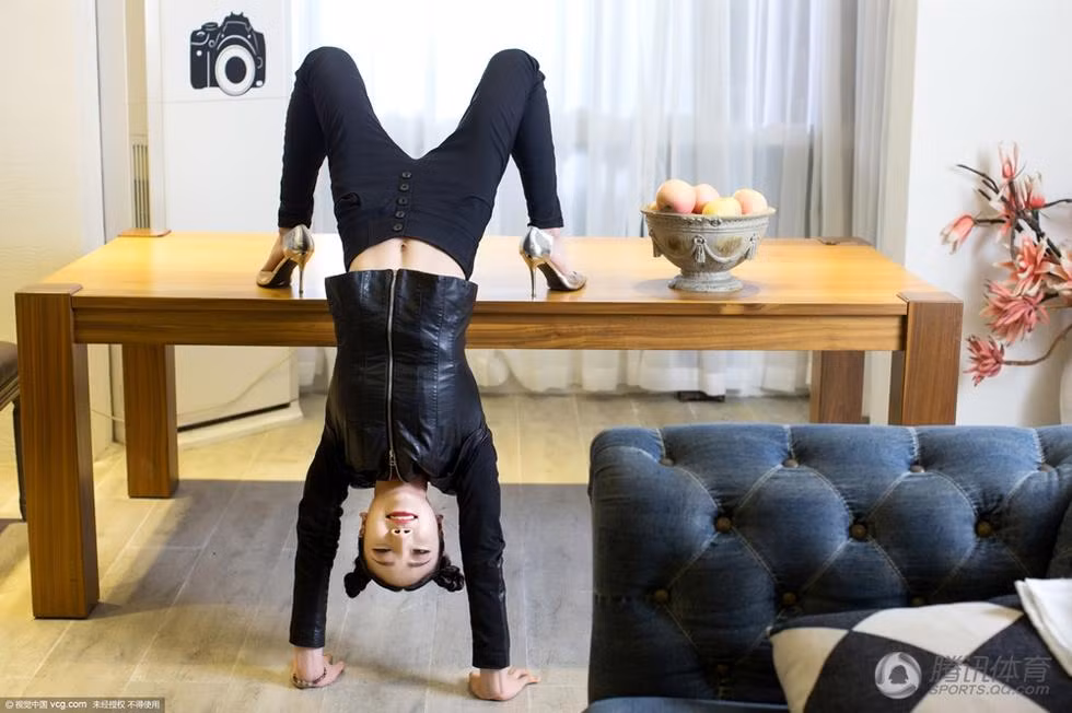 Lưu Đằng có một lượng fan, người hâm mộ đông đảo... Cô cũng thường xuyên chia sẻ những bức ảnh chụp lúc mình đang uốn dẻo, những thử thách uốn dẻo mới lên mạng khiến bạn bè gần xa, cư dân mạng trầm trồ.