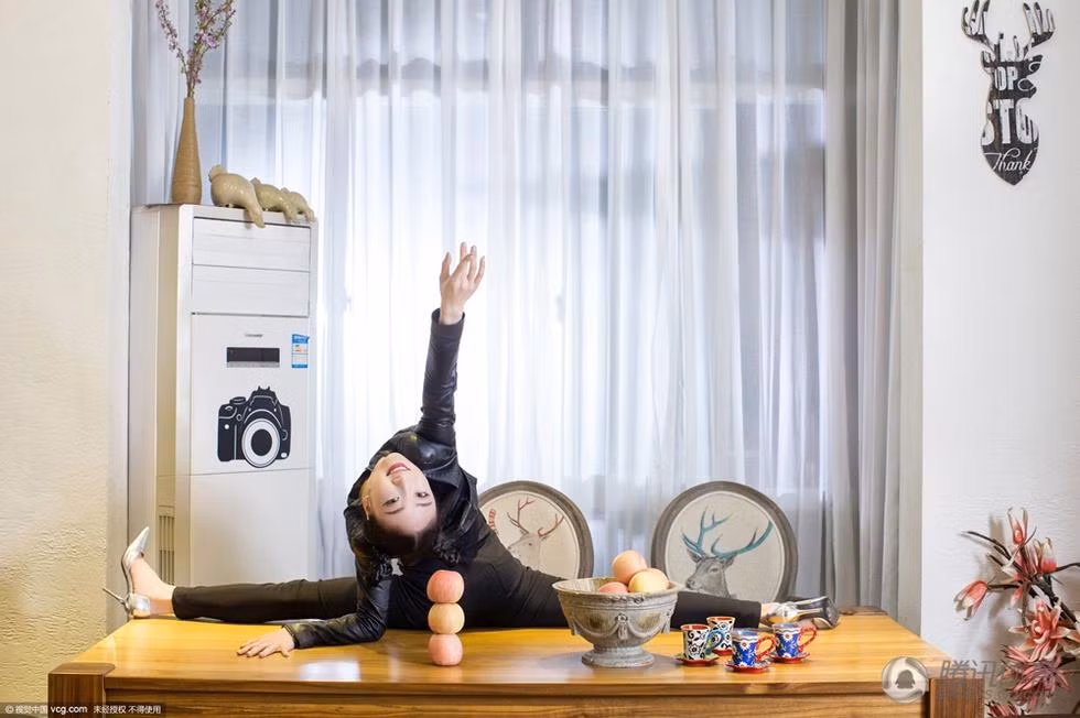 Người đẹp uốn dẻo sinh năm 1991 có khuôn mặt xinh đẹp không thua kém gì các hot girl nổi tiếng, nụ cười tươi rói và một tính cách rất vui vẻ. Các nhà nghệ thuật, vận động viên lão làng ở Trung Quốc luôn đánh giá Lưu Đằng là một tài năng hiếm có và một cô gái có tính cách đặc biệt khiến người khác "không thể không yêu".