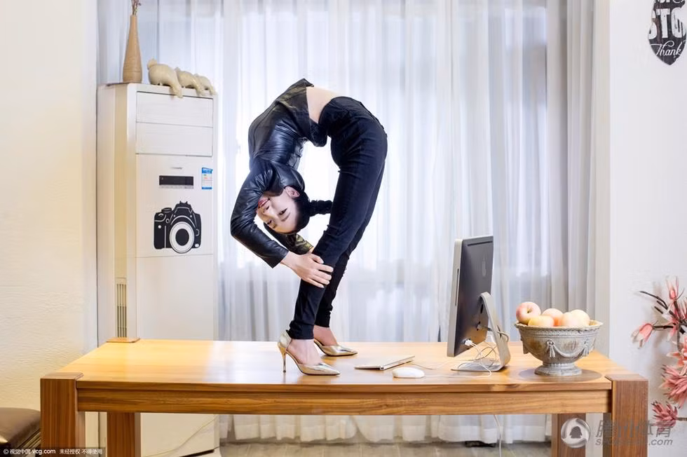 Năm nay 24 tuổi, hot girl uốn dẻo quê ở Hoài Bắc đã là một vận động viên uốn dẻo nổi tiếng khắp Trung Quốc, dành đến gần 15 năm khổ luyện, cống hiến hết mình cho môn nghệ thuật này. Những màn biểu diễn của Lưu Đằng luôn khiến khán giả phải tròn mắt, há hốc mồm bởi luôn rất đặc biệt.