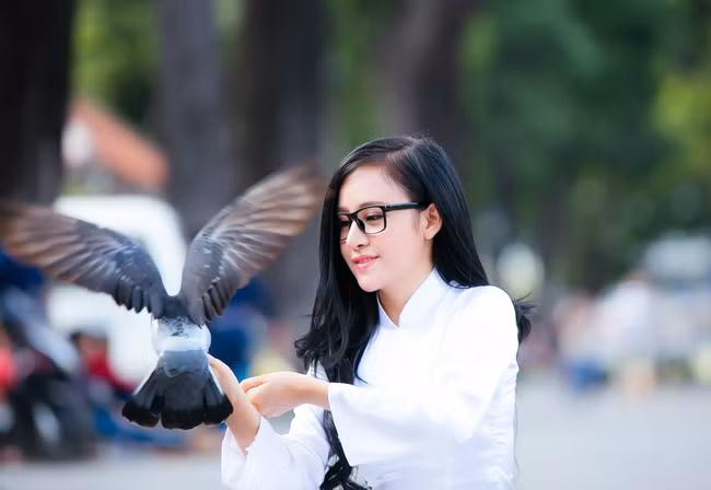 Từ cuối tuần trước, Bà Tưng dính vào nghi án từng cặp kè với cầu thủ nổi tiếng đào hoa Mạc Hồng Quân. Bức ảnh Bà Tưng hôn Mạc Hồng Quân chụp cách đây hơn 1 năm bất ngờ được "khai quật" và lan truyền trên mạng xã hội với tốc độ chóng mặt, tạo không ít rắc rối cho hot girl sinh năm 1993 này.