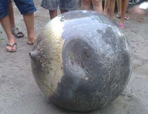 Cận cảnh vật thể lạ rơi ở Tuyên Quang sau khi được lấy lên khỏi hố đất. Trên vật thể lạ có một vết lõm có thể xuất hiện khi va chạm với mặt đất.