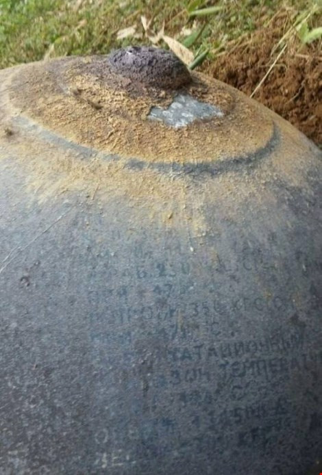 Trên thân vật thể lạ có nhiều chữ viết nước ngoài khiến nhiều người dân tò mò, đồn đoán vật thể lạ này thuộc về "người ngoài trái đất".