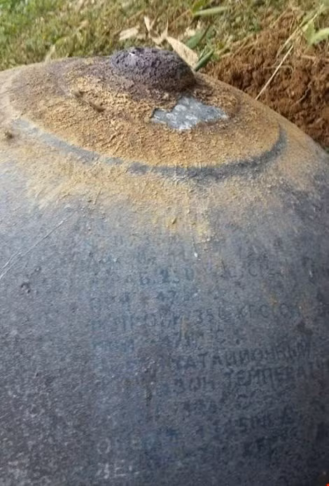 Trên thân vật thể lạ có nhiều chữ viết nước ngoài khiến nhiều người dân tò mò, đồn đoán vật thể lạ này thuộc về "người ngoài trái đất".