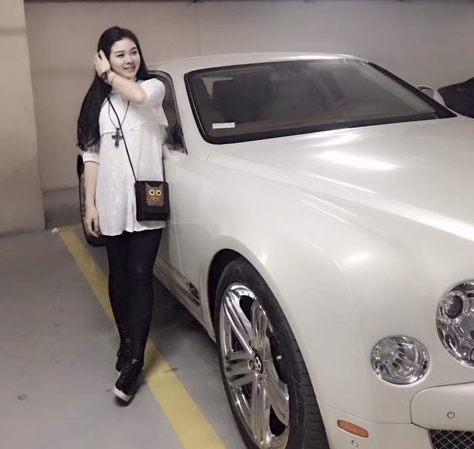 Bán cơm không phải là công việc chính của Trang. Được biết cô nàng chỉ tình cờ đến quán cơm của một người quen và phụ giúp trong lúc thấy khách quá đông. Xuất hiện cùng bộ váy đen duyên dáng, phục vụ nhanh nhẹn và luôn giữ nụ cười trên môi, Trang khiến nhiều dân mạng tò mò, muốn tìm địa chỉ quán cơm để được tận mắt ngắm “Bạch Tuyết” một lần.