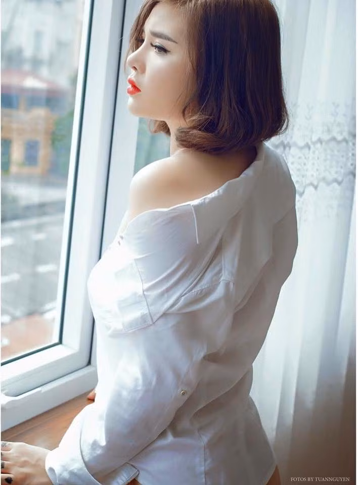 Trên trang cá nhân của mình, Trang cũng có rất nhiều bức ảnh đời thường xinh đẹp. Tại đây cô bạn vẫn khoe được nhan sắc ưa nhìn, phong cách giản dị và làn da trắng đã làm nên “thương hiệu riêng” của mình trong nhiều bộ trang phục khác nhau.