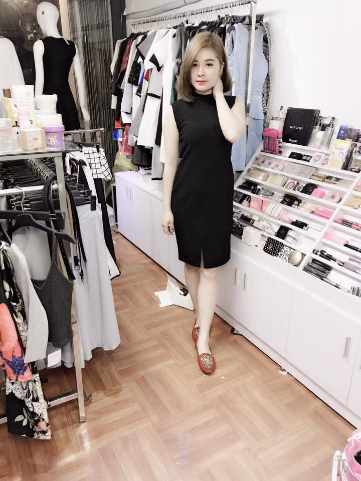 Được biết, hot girl bán cơm tên Trang còn đang làm chủ một cừa hàng bán đồ trang trí, phụ kiện, thời trang cho phụ nữ.