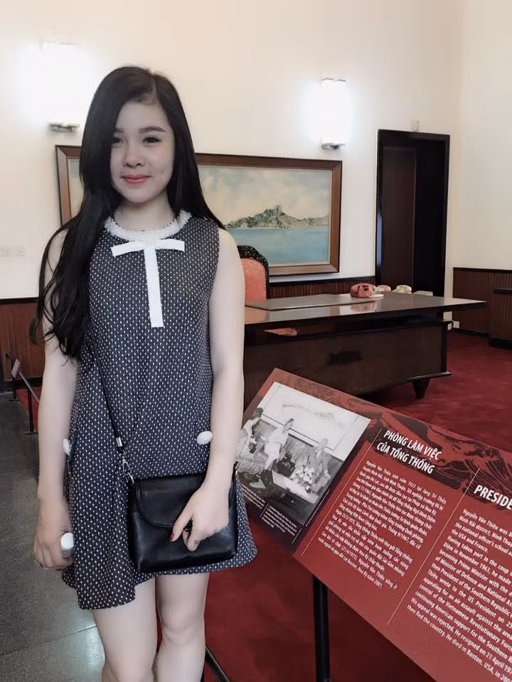 Ngoài khiến các chàng trai thích thú bởi khuôn mặt xinh xắn, dáng vẻ yêu kiều, cô bạn tên Trang còn khiến rất nhiều bạn nữ trầm trồ, ghen tị bởi sở hữu làn da trắng hồng tự nhiên.