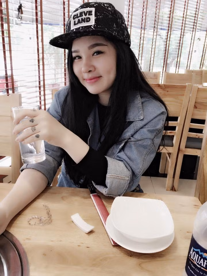 Theo tìm hiểu, cô gái bán cơm xinh đẹp có nickname Thiên Bình – Trang Sociu. Trang từng là sinh viên Đại học Kinh tế Quốc dân Hà Nội và hiện đại sinh sống và làm việc tại thành phố Hưng Yên.