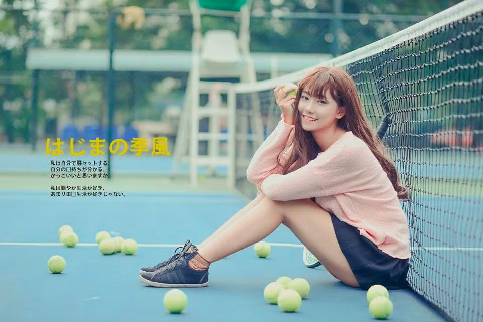 Nhân vật chính trong bộ ảnh là một cô gái Hà Nội xinh đẹp, có khuôn mặt mang nhiều nét rất sang, hơi lai. Concept và màu sắc của những bức ảnh kết hợp với nét riêng của người mẫu khiến nhiều dân mạng Việt lầm tưởng đây là một bộ ảnh của nước ngoài.