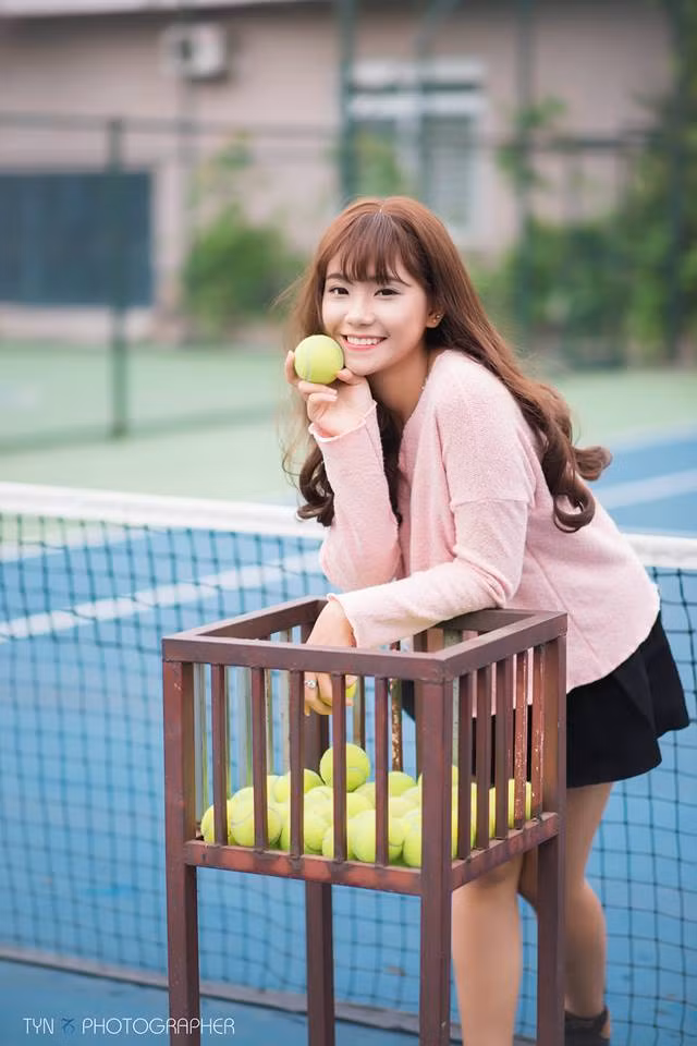 Diệu Linh hiện đang là sinh viên trường Đại học Kinh tế Quốc dân. Với những nét hơi lai trên khuôn mặt, cộng với làn da trắng và cách diễn, tạo dáng tự nhiên, Diệu Linh được nhiều dân mạng lầm tưởng cô là một hot girl tennis Thái Lan. 