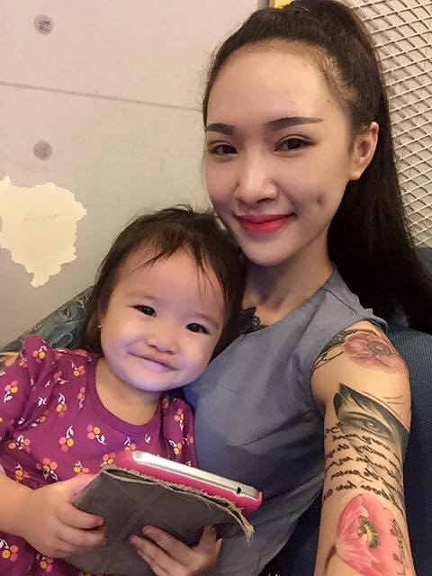 Mê xăm mình từ khi còn rất trẻ, bất chấp nhiều lời xì xào, cái nhìn thiếu thiện cảm của nhiều người xung quanh, luôn nghĩ rằng bản thân mình là người thiếu đứng đắn, bặm trợn… hiện tại Thảo Uyên vẫn rất tự hào về bản thân khi là một người vợ, một người mẹ tốt, chăm lo chu đáo cho chồng con và còn có kinh tế, thu nhập cao đáng nể.