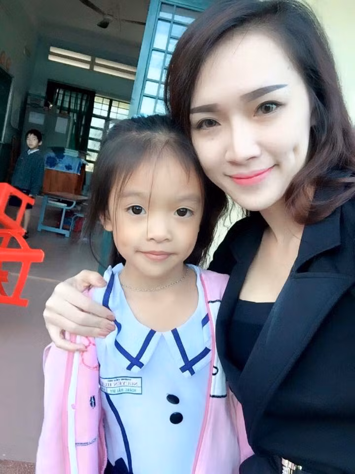 Được biết chị Thảo Uyên và chồng đang làm chủ một tiệm xăm ở Biên Hòa.