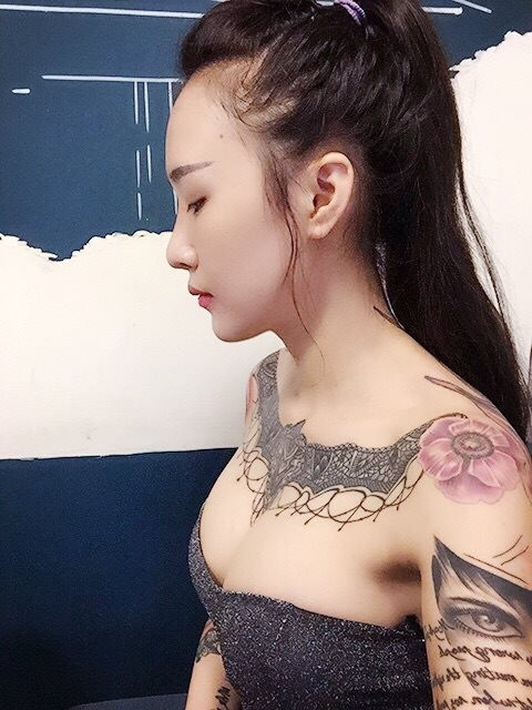 Hình ảnh Thảo Uyên - bà mẹ xăm mình chi chít nhưng có khuôn mặt rất xinh, ôm cô con gái cùng chụp ảnh, thể hiện tình yêu thương… luôn khiến bạn bè, những người quen biết cô thích thú, khâm phục. Dù luôn có những sở thích, đam mê riêng nhưng với Thảo Uyên, gia đình, chồng và hai đứa con lớn 7 tuổi, đứa nhỏ 2 tuổi vẫn là trên hết.