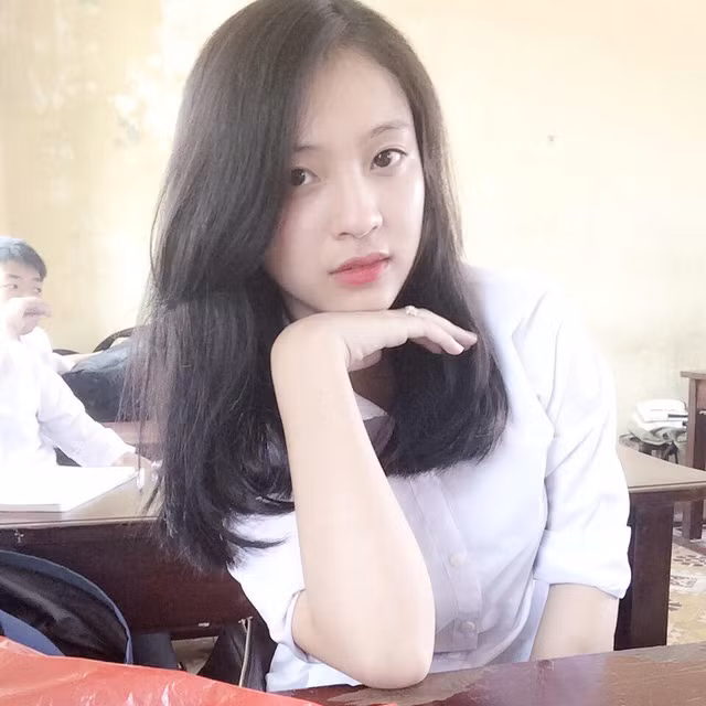 Phương Anh sinh năm 1999, hiện đang sinh sống và học tập tại Yên Bái. Cô là em họ của cầu thủ Bùi Tiến Dũng, trước đây là thành viên của đội tuyển U19 Việt Nam. Phương Anh lần đầu được biết đến khi xuất hiện trong bức ảnh chụp cùng anh họ và Công Phượng trong lần cô đến thăm đội tuyển.