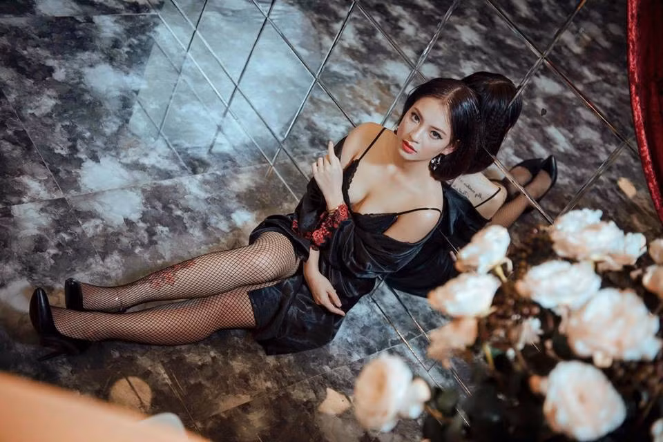 Cách đây chưa lâu, dân mạng Việt từng biết đến Nguyễn Phương Anh, sinh năm 1999 là bạn gái tin đồn của Công Phượng. Bẵng đi một thời gian không có thông tin mới mẻ, Phương Anh vừa tạo nên nhiều bất ngờ với bạn bè, dân mạng khi thay đổi phong cách, ngoại hình 180 độ đến mức khó có thể nhận ra.