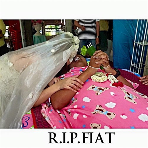 Noi dau co gai tre mac vay cuoi trong dam tang nguoi yeu