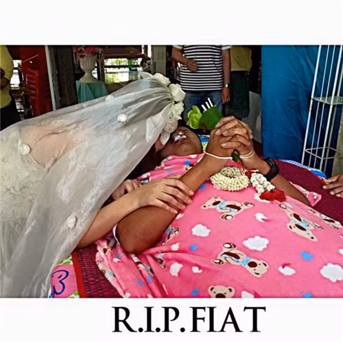 Noi dau co gai tre mac vay cuoi trong dam tang nguoi yeu