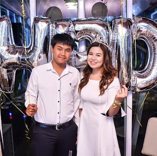 Chứng kiến cảnh tượng này, cả những người trực tiếp đến phúng đám tang và cư dân mạng đều vô cùng xúc động, có người thậm chí còn bị ám ảnh bởi khuôn mặt thất thần, cái nắm tay và nụ hôn cuối cùng mà Nan dành cho Fiat.