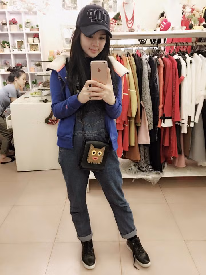 Xoay quanh công việc của cô nàng tên Trang Sociu, theo tìm hiểu thực chất cô không phải là nhân viên phục vụ quán cơm như lời đồn thổi, chia sẻ của nhiều dân mạng trước đó. Được biết Trang hiện đang sinh sống ở thành phố Hưng Yên, bức ảnh "hot girl bán cơm" được chụp trong lần Trang ghé thăm và phụ giúp quán cơm của một người thân ở quận Ba Đình, Hà Nội.