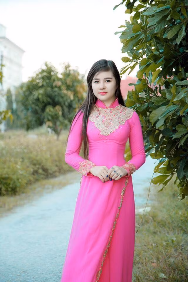 Việc vô tình "nổi tiếng" trên mạng khiến cuộc sống của Trang có nhiều thay đổi. Nhiều người quan tâm, khen ngợi và mong muốn kết bạn khiến Trang khá vui... Nhưng cô nàng cũng thực sự cảm thấy phiền phức, bận lòng bởi có khá nhiều trang mạng, fanpage chia sẻ những dòng thông tin sai lệch khiến cuộc sống của cô bị ảnh hưởng.