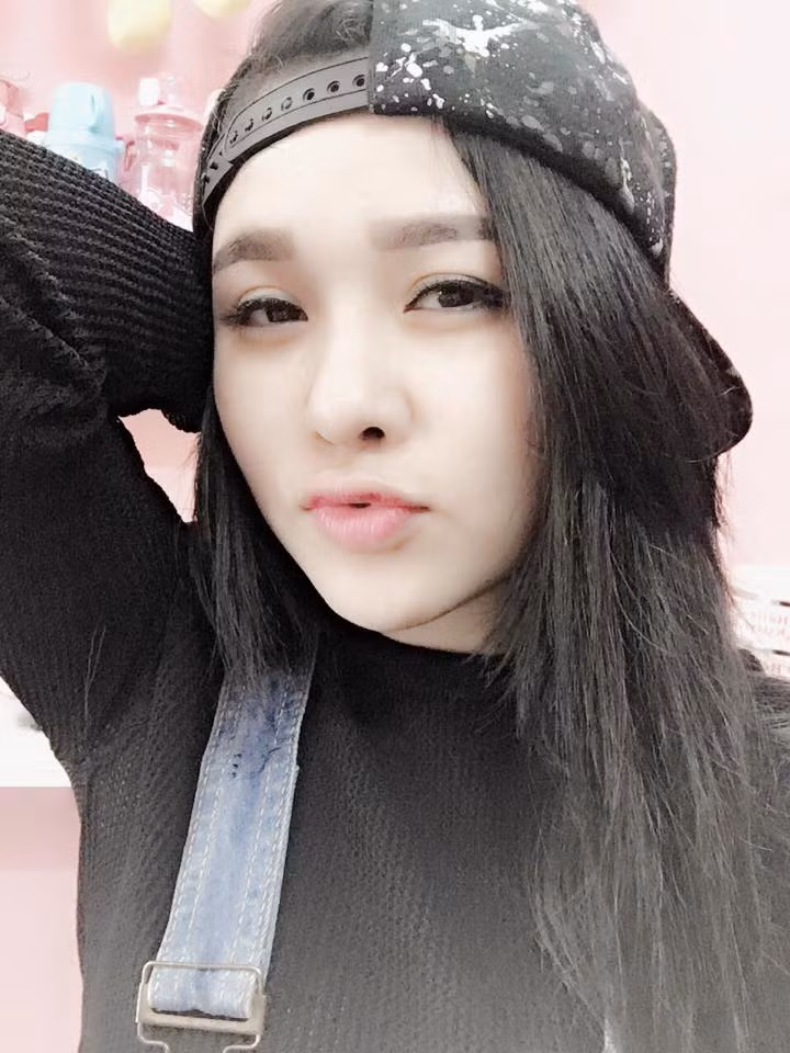 Ngoài ra Trang cũng phải chịu đựng những dòng bình luận thiếu thiện chí của những người bất lịch sự. Cùng với đó là một số nghi ngờ cho rằng Trang cố ý tung ảnh lên mạng, "thuê" fanpage khủng chia sẻ để được "nổi tiếng ảo".