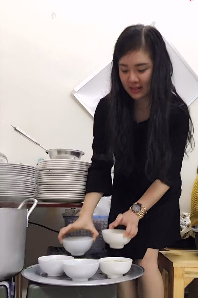 Những ngày qua, cô nàng " Bạch Tuyết bán cơm" có làn da "trắng hơn cả Ngọc Trinh" là nhân vật được rất nhiều bạn trẻ, dân mạng Việt quan tâm. Xuất hiện trong loạt ảnh chụp lén tại một quán cơm ở quận Ba Đình, Hà Nội, cô gái tên Trang với khuôn mặt xinh đẹp, cách phục vụ nhanh nhẹn đã bất ngờ "nổi tiếng" khi loạt ảnh hút về hàng nghìn lượt like, chia sẻ của cư dân mạng.