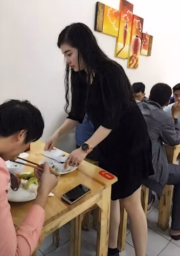 Sau khi gây sốt mạng, cô gái tên Trang được dân mạng đặt cho đủ các biệt danh như "hot girl bán cơm", "Bạch Tuyết bán cơm"... Do sở hữu làn da trắng sáng, hồng hào tự nhiên nên Trang được dân mạng so sánh với nhân vật Bạch Tuyết, cùng với đó là những lời khen, nhận xét tích cực về vẻ đẹp riêng, nổi bật này của Trang.