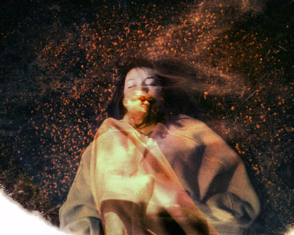 Các tác phẩm của cô giáo trẻ Mikeila Borgia mạng sự sáng tạo, khám phá trong mỗi bức ảnh đều là những nỗi sợ hãi vô hình.