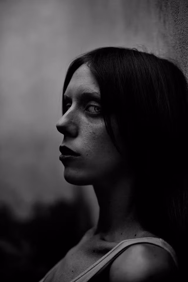 Luôn bị ám ảnh về bệnh tật và cái chết, sự diệt vong, đau đớn , những bức ảnh mang màu sắc trái chiều mà ít người nghệ sỹ có thể lột tả hết.