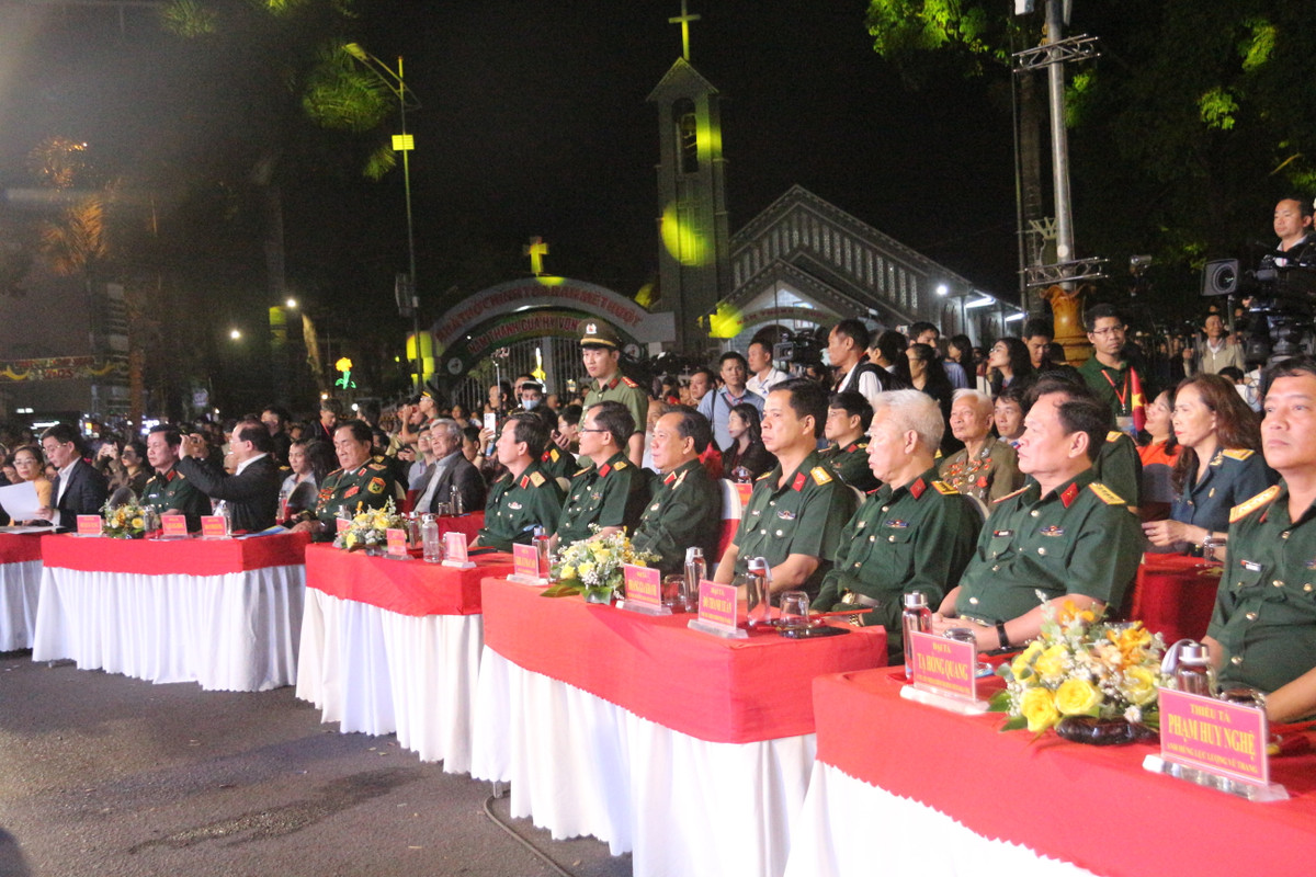 Dac sac chuong trinh cau truyen hinh “Ban truong ca hoa binh”