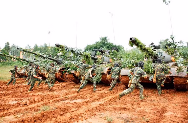 Tuy nhiên, hiện vẫn chưa rõ các hạng mục nâng cấp xe tăng T-54B. Dẫu vậy nhiều khả năng, các xe tăng sẽ nhận được hệ thống điều khiển hỏa lực (gồm các hệ thống kính ngắm mới), hệ thống thông tin liên lạc, cải tiến về hỏa lực cũng như giáp bảo vệ. Nguồn ảnh: Binh chủng Tăng - Thiết giáp