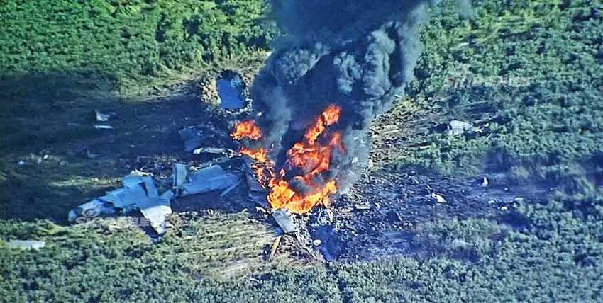 Phần đuôi máy bay có vẻ hứng chịu ít thiệt hại hơn sau vụ tai nạn trong khi phần thân chính và buồng lái chùm trong khói lửa. Nếu như phi hành đoàn sống sót sau vụ va chạm thì có lẽ họ khó vượt qua được ngọn lửa. Nguồn ảnh: Sina