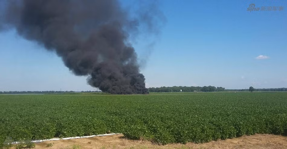 Trước đó, văn phòng cảnh sát khu vực này khẳng định rằng ít nhất 5 binh sĩ thiệt mạng sau vụ tai nạn, trong khi đó các hãng tin AP và CBS News thì cho biết có tới 8 người chết. Trong ảnh, khói đen bốc cao trên một cánh đồng nơi chiếc phi cơ C-130 gặp nạn. Nguồn ảnh: Sina