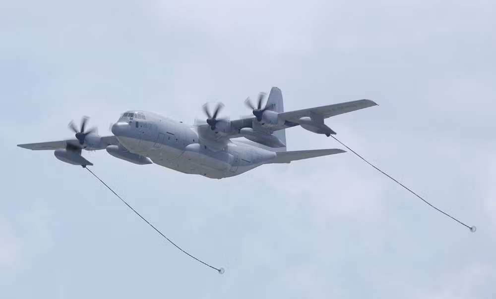 Máy bay KC-130 được thiết kế hai pod tiếp nhiên liệu cùng dây dẫn cho phép truyền 300 gallons/phút cho hai máy bay cùng lúc. Nguồn ảnh: Wikipedia