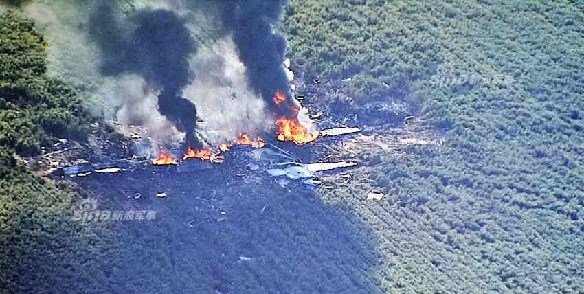 Hình ảnh hiện trường chiếc C-130 rơi cho thấy xác máy bay giữ nguyên hình hài khi va chạm với mặt đất, và gần như nó đã nổ tung bốc cháy dữ dội ngay lập tức. Nguồn ảnh: Sina