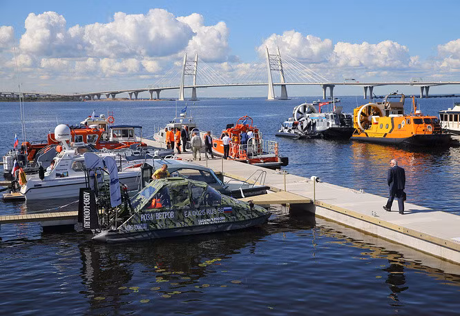 Địa điểm tổ chức triển lãm nằm ngay sát biển nên dễ dàng cho các tàu chiến, tàu đa dụng cập bờ. Nguồn ảnh: Arms-Expo