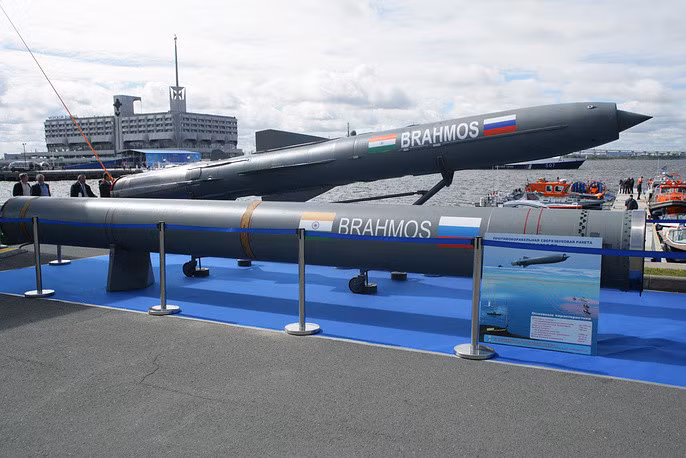Mô hình và ống phóng kích thước thực tên lửa hành trình chống hạm Brahmos PJ-10 do Ấn Độ, Nga hợp tác sản xuất. Nguồn ảnh: Arms-Expo