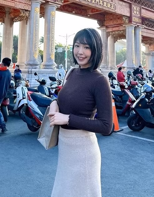 Mới đây, hình ảnh đi chùa của một hot girl xinh đẹp, quyến rũ đang được cư dân mạng truyền tay nhau. Dù trang phục kín đáo nhưng cô nàng vẫn không giấu được vẻ nóng bỏng. (Nguồn ảnh: IG)