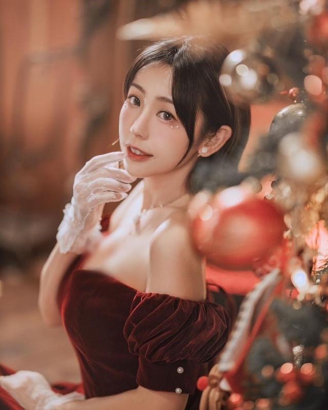 Hiện tại, ngoài việc làm người mẫu, cô nàng còn lấn sân sang diễn xuất với biệt danh "Tiểu Trương Quân Ninh". Trương Quân Ninh là một nữ diễn viên nổi tiếng người Đài Loan.