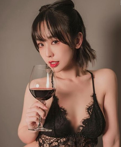 Mỗi khi thiện cảm của dân mạng với Hi Hi tăng lên, cô nàng lại gây chú ý bằng những hình ảnh, hành động phản cảm.