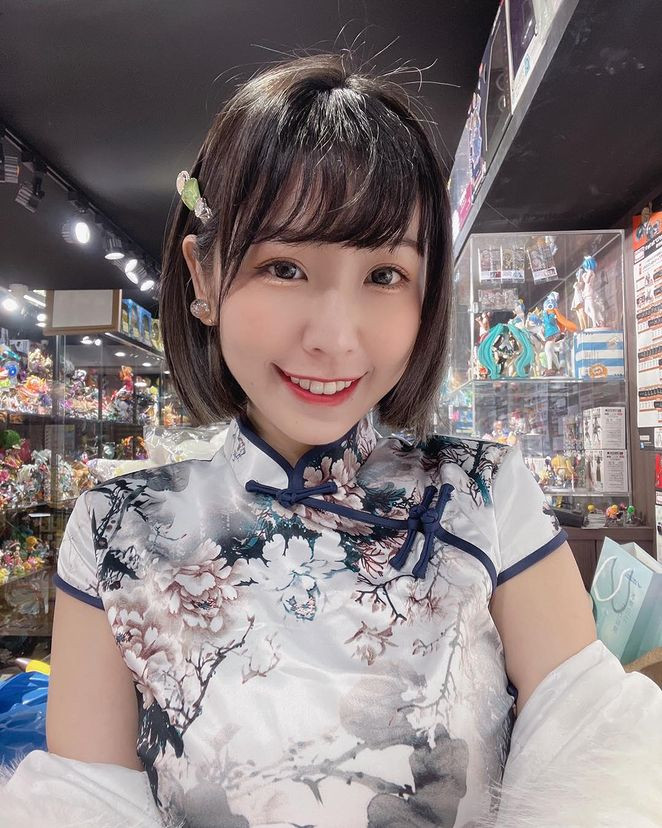 Cô nàng đi theo hướng vừa nổi tiếng vừa tai tiếng, bất chấp tất cả để được mọi người chú ý.