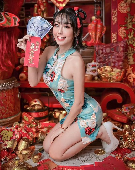 Rất nhanh sau đó, danh tính của cô gái được tìm ra, đó là Hi Hi, một trong những hot girl gợi cảm nổi tiếng.