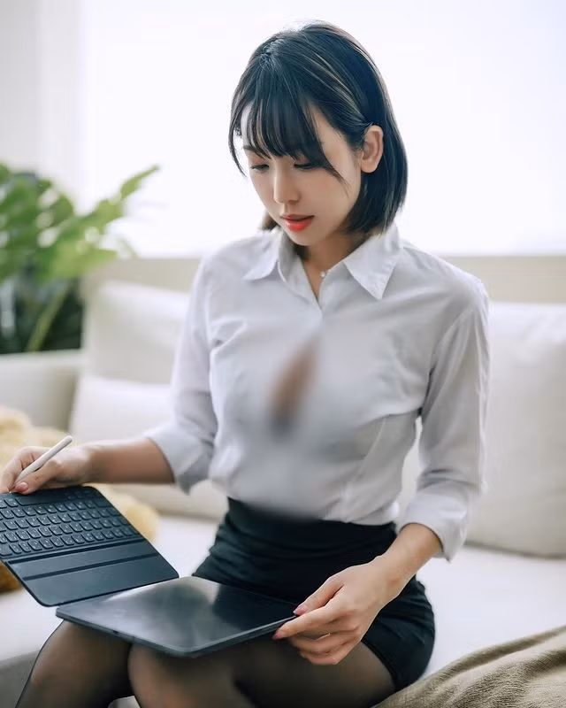 Trong những hình ảnh này, có thể thấy rõ ràng hot girl Hi Hi cố tình cởi bỏ cúc áo, khoe vòng một căng đầy.