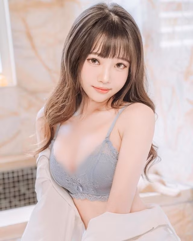 Cô nàng cũng không ngại làm mẫu nội y vì đã xác định hướng đi gợi cảm, quyến rũ.