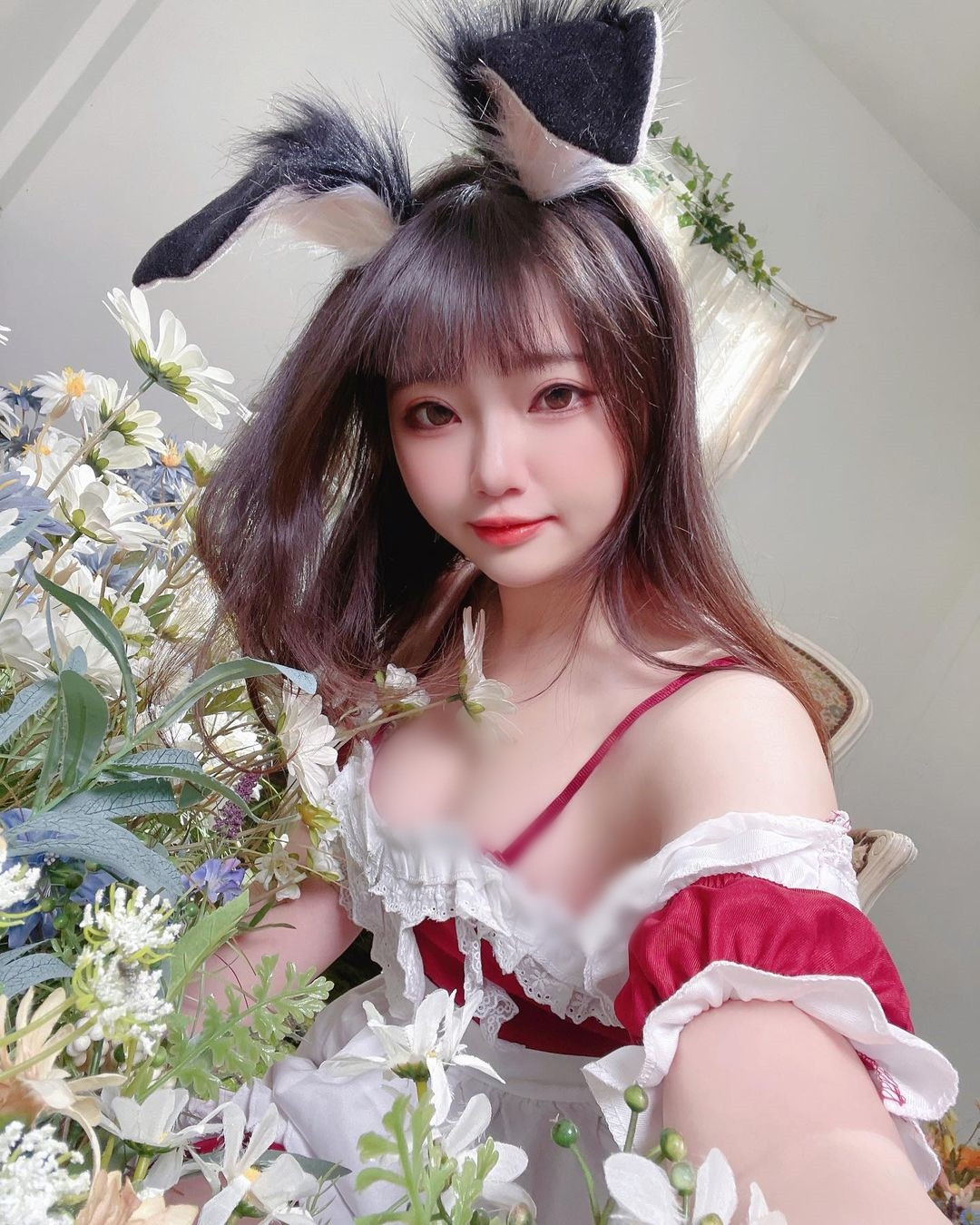 Cup ngực tới 38D của Nguyện Nguyện khiến cô nàng mặc gì cũng không giấu được vẻ quyến rũ.