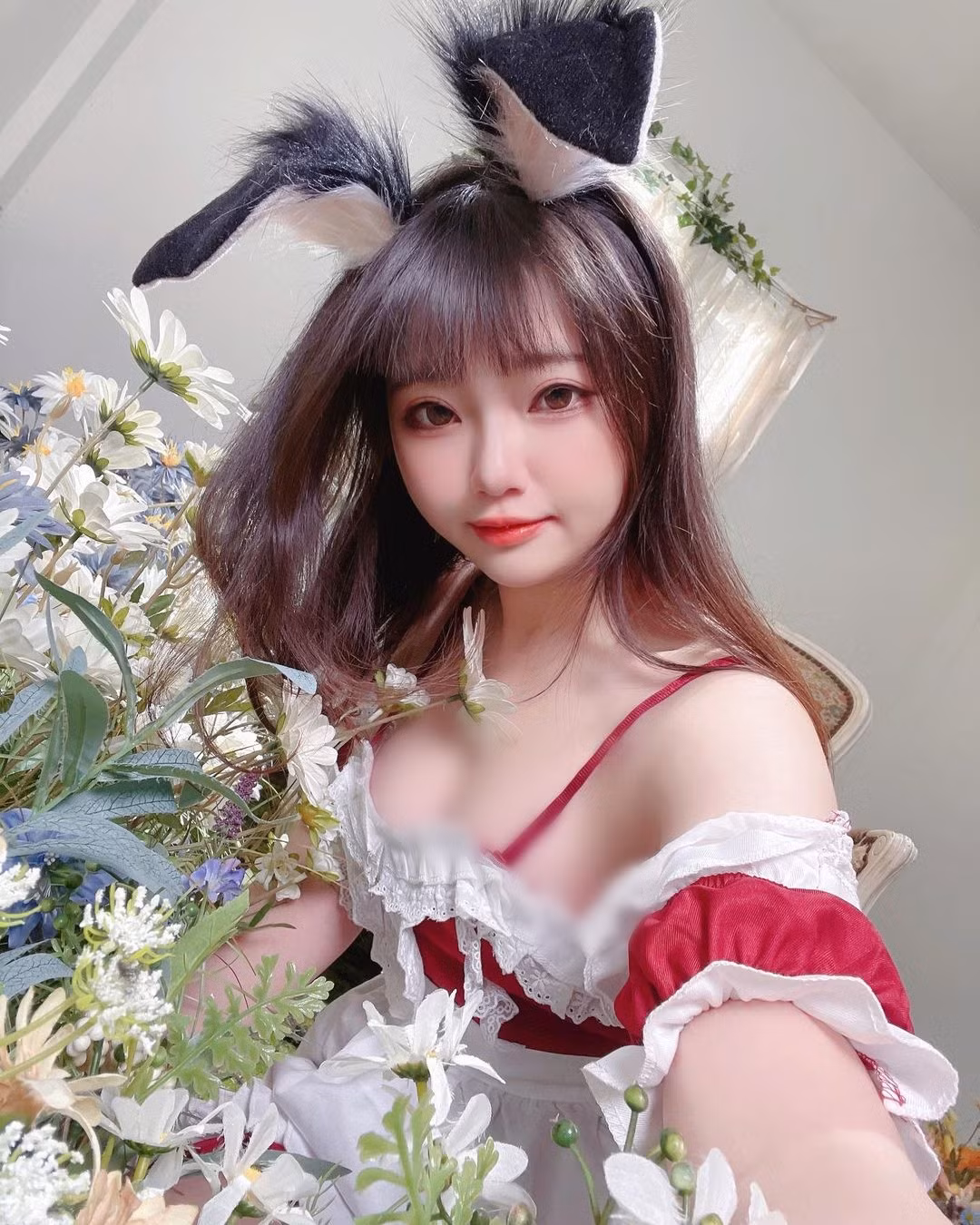 Cup ngực tới 38D của Nguyện Nguyện khiến cô nàng mặc gì cũng không giấu được vẻ quyến rũ.