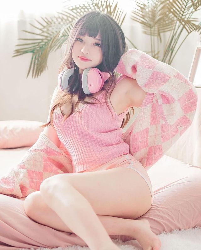 Sau khi hình ảnh diện đồ nữ sinh trung học của Nguyện Nguyện được đăng tải, cô nàng còn được cư dân mạng tán dương, đặt cho biệt danh "Hot girl mặt học sinh thân hình phụ huynh".