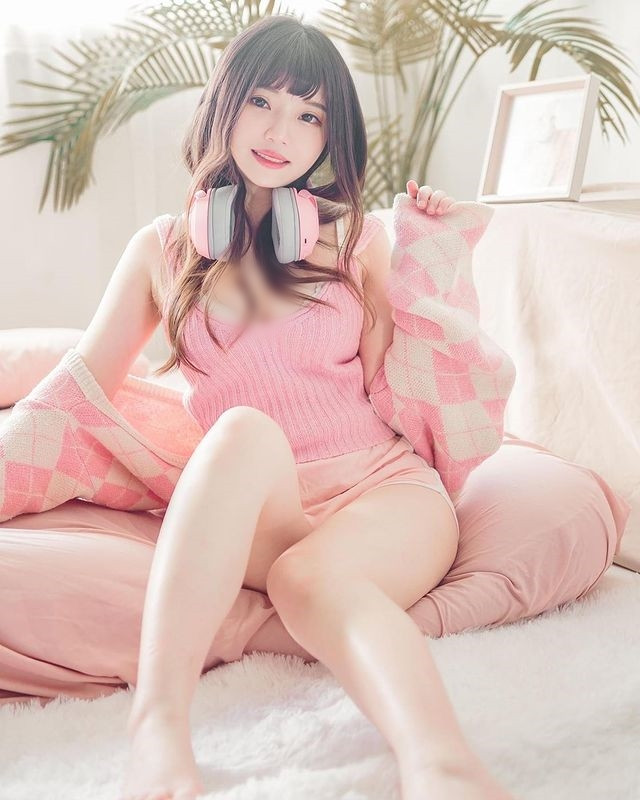 Nếu không nói ra, không ai biết cô nàng đã tốt nghiệp đại học gần chục năm. Quả thực là một vẻ đẹp lão hoá ngược.