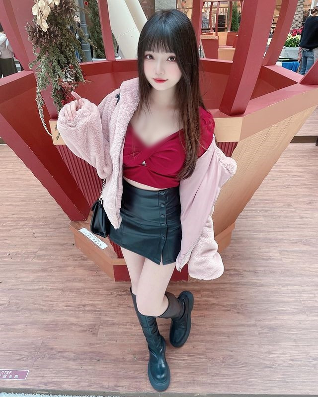 Hiện tại, số lượng người theo dõi Nguyện Nguyện đang gia tăng nhanh chóng. Cô nàng cũng cạnh tranh rất khốc liệt với những hot girl gợi cảm khác.