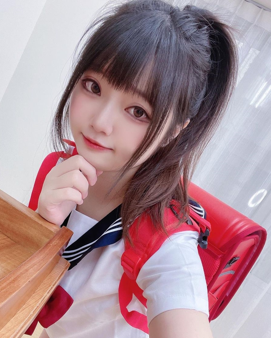 Mới đây, hot girl Nguyện Nguyện, người Trung Quốc, đăng tải hình ảnh cosplay nữ sinh trung học, khiến đông đảo mọi người quan tâm, chú ý. (Nguồn ảnh: IG)